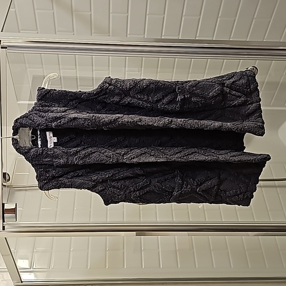 Koolaburra by UGG Embossed Sherpa Fleece Vest. Brand new without tags. - Picture 4 of 11